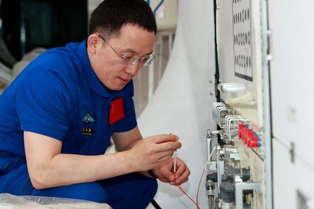 神二十一乘组航天员张洪章：带着自己实验飞天的载荷专家