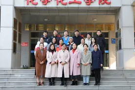 铿锵玫瑰 “她力量”绽放女性新风采——济南大学化学工程系获全国三八红旗集体荣誉称号图片