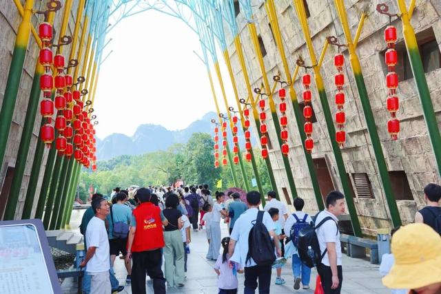 国庆假期过半，安全秩序不松懈！龙虎山文明旅游服务暖人心！