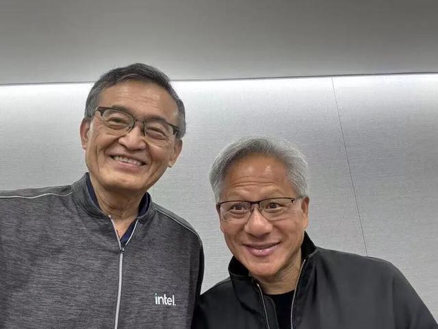 芯片大地震，黄仁勋355亿入股，英特尔要为老黄造CPU，股价狂飙30%