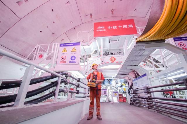你关心的菜园坝长江铁路隧道建得怎样了？已完成近90%