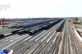 “改名”两次 第11万列中欧班列驶离二连浩特口岸图片