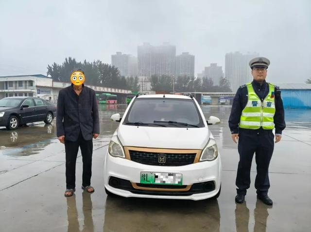 76岁男子交通违法279条：265条为闯红灯，总记819分，本人回应：不知道要考驾照，以为跟骑自行车一样