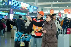 四川储备1.2万名青年志愿者服务春运图片
