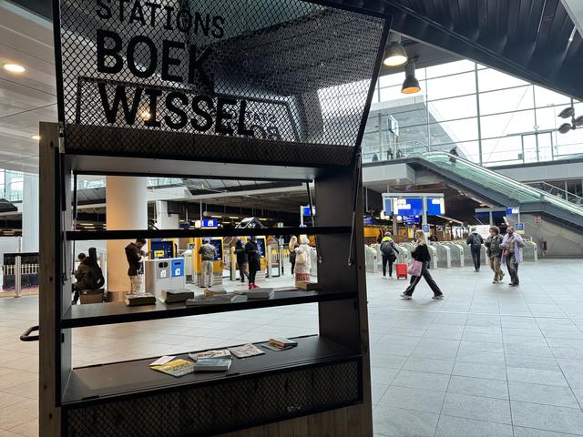 镜观欧洲｜海牙火车站的漂流书架