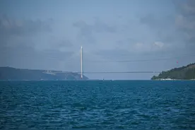 土耳其博斯普鲁斯海峡由南向北航运已恢复图片