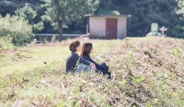 年轻人在网上 “蹲个云养”：比密友轻松，比“搭子”亲密 | 青春派