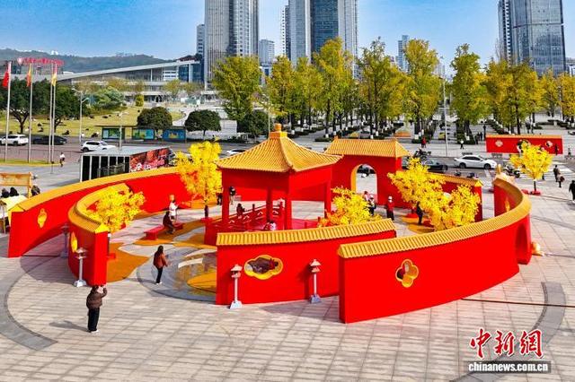 重庆：80米长“红墙限定皮肤”点缀城市 市民游客争相“打卡”