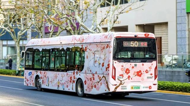 马路上的流动美景！上海公交换上粉嫩“新装”