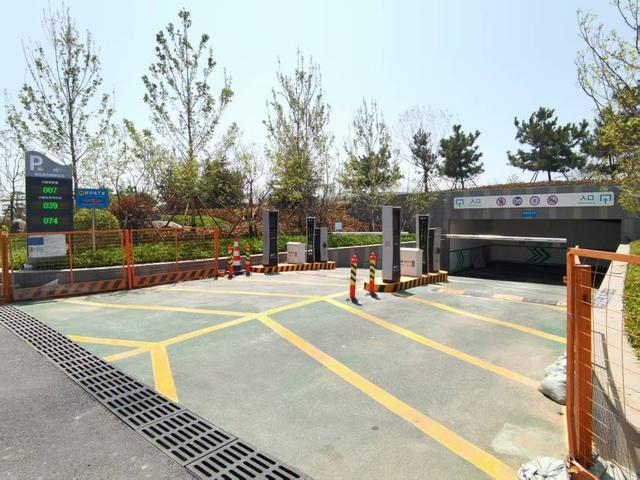 停车场、公厕、地下通道，打卡小麦岛公园更便利