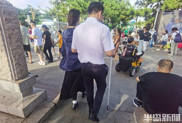 青岛故事丨轮椅驶向栈桥，婴儿车畅行奥帆！特殊群体为“无碍”探路