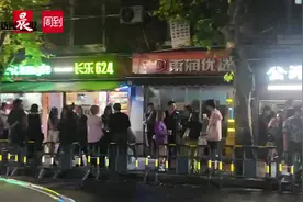 “站着喝酒”的长乐路，心灵松弛才是消费原动力|带着代表委员逛夜市（一）图片