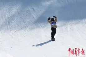 苏翊鸣逆转夺冠 获十四冬单板滑雪大跳台金牌图片