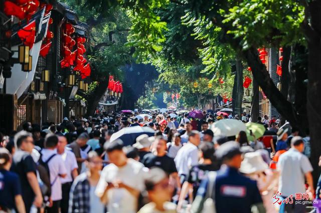 双节同庆引爆出游热潮 全国景点再现“人从众”