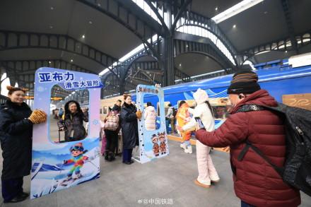 今冬首趟“悠享龙江·银旅号”冰雪旅游列车开行