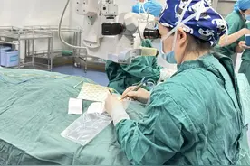 一家三口一齐解决视力困扰 | 父母白内障手术重获光明，儿子飞秒手术成功摘镜图片