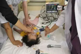 女婴输液后尖叫昏迷成脑萎缩图片