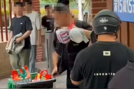 湖南一高校职工将学生外卖扔入垃圾桶，最新回应：个人行为，学校将统一赔偿图片