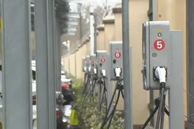 金山这个小区的光伏充电车棚建设完成！图片