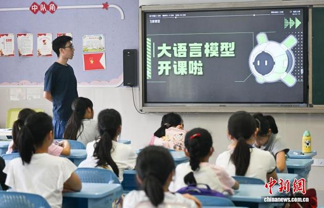 浙江杭州：AI体验丰富孩童暑期生活