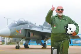 莫迪亲自试乘感到自豪，印度“光辉”战机口碑两极图片