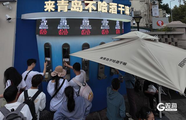 假期期间，青岛老城区游客纷至