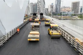 向年底通车冲刺！鹅城大桥主桥沥青摊铺完成图片