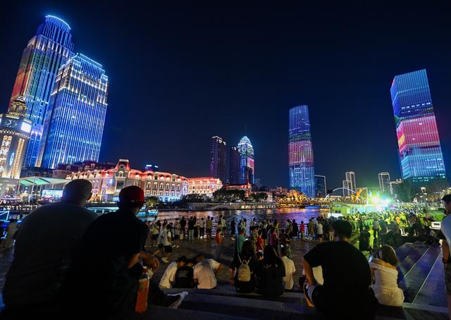漫步海河畔 共享城市灯光秀