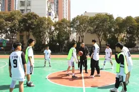 淮北市第一初级中学举行第十二届“雷锋杯”篮球赛图片