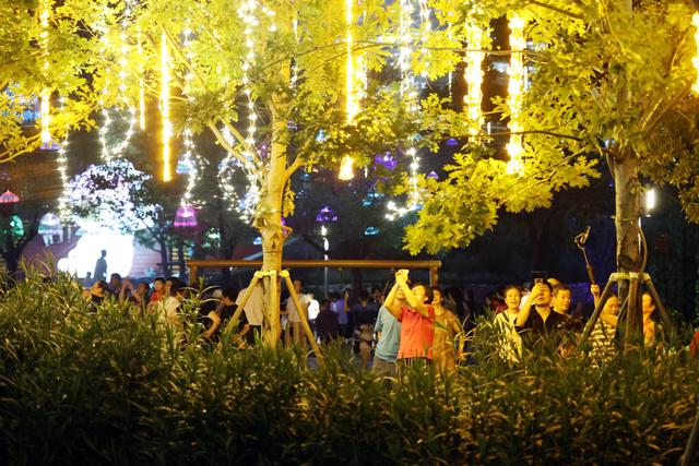 光影炫亮，移步换景：普陀海纳公园人潮涌动