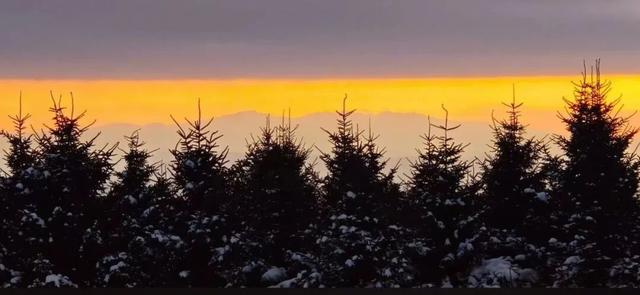 雪岭暮色，一场粉蓝交织的天际幻梦