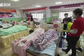 上海老人四处赶来！一躺就是一天，几百人争相体验；数万元一张的床垫，包治百病？图片