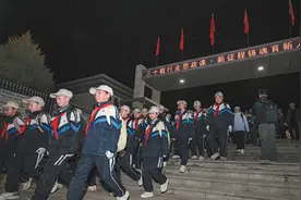 徒步百里祭英烈 听听他们心里话（深聚焦）图片