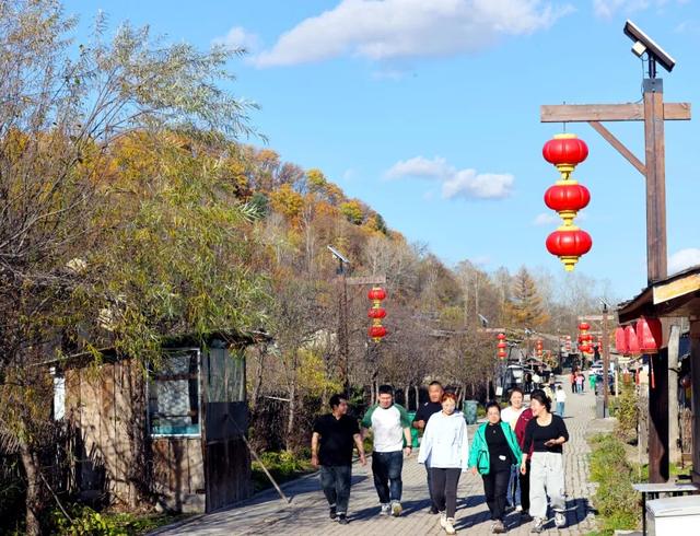 省媒看白山 | 吉林日报：秋色浸染百年村落，长白山腹地“木文化活化石”风光正好