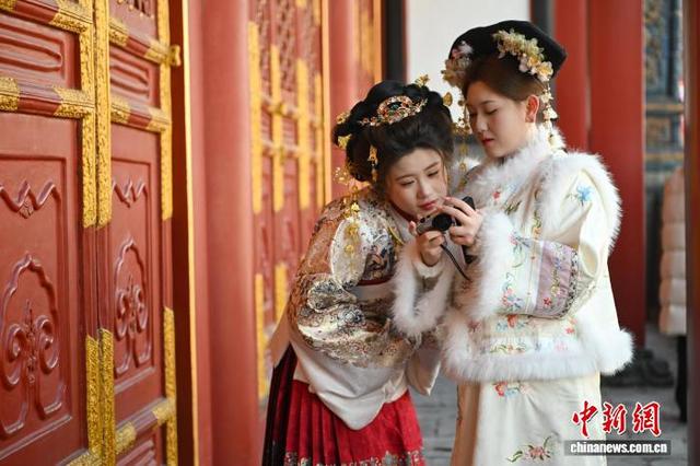 沈阳故宫吸引游客穿古装拍照