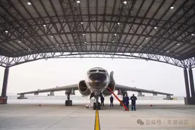 雄鹰铁拳，跨昼夜出击！东部战区空军航空兵某部开展实战化训练图片