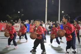 2025年贵州赤水第七届“老篮孩”篮球联赛火热开赛图片