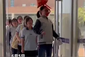高三学子高高跃起头顶“高粽”，寓意好兆头“一定高中”，还有“金榜题名”等美食为高考助力图片