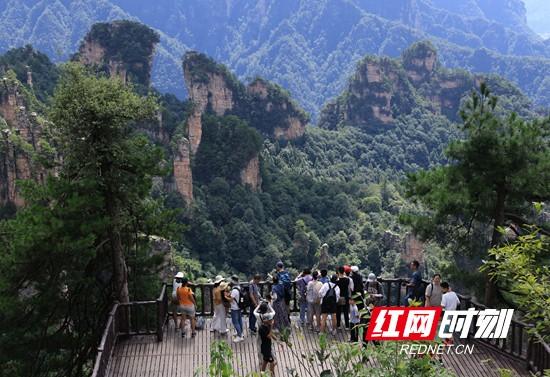 张家界国家森林公园天子山游人如潮 （组图）