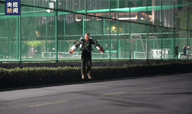 背上背包原地起飞！现实版“钢铁侠”太帅了