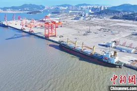 福建平潭口岸今年首艘外轮验放完成 边检高效护航船员回家图片