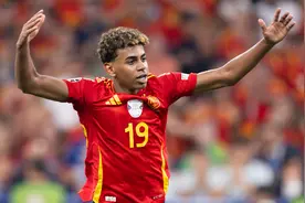 “小孩哥”亚马尔满17岁了！欧洲杯上的新星黎明与诸神黄昏图片