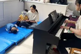 琴声“良方”抚慰孩童 上海市儿童医院引入音乐治疗让语言障碍孩子开口也开心图片