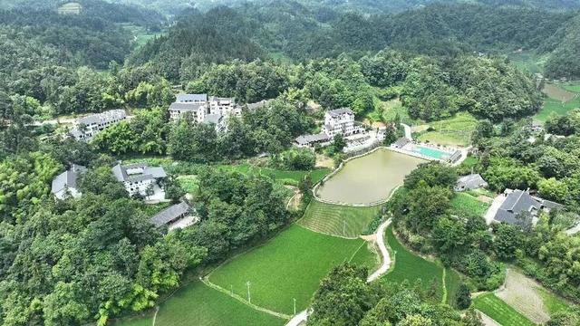 【绥阳县2025十大年度热词】山水赋能后，金银自然生——破译“清凉经济”的绥阳样本