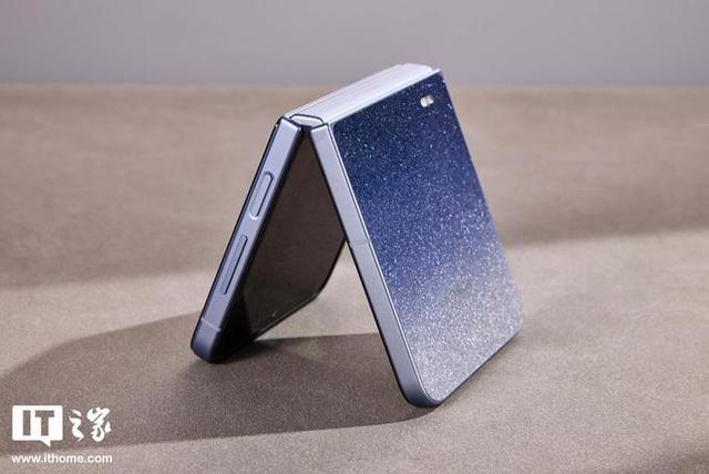 荣耀 Magic V Flip2 小折叠手机官宣