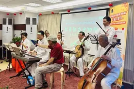 超暖心！慈善演出、围桌议事……让养老院老人融入社区大家庭图片