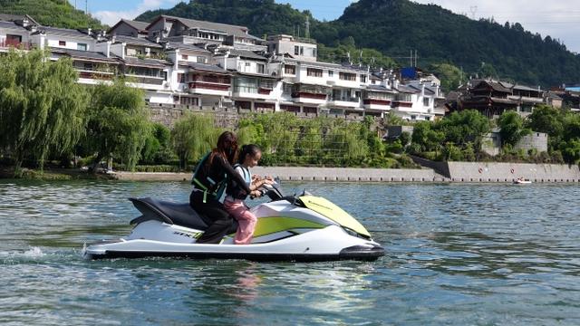 镇远：㵲阳河水上项目受游客追捧