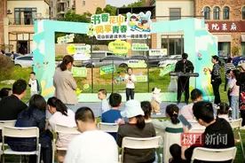 严西湖畔上演草坪阅读集市，近千居民共赴花山书香盛宴图片