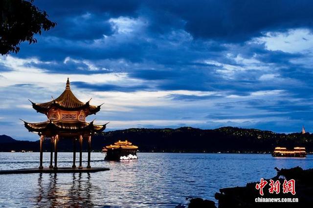 杭州西湖夏日美景吸引游客打卡