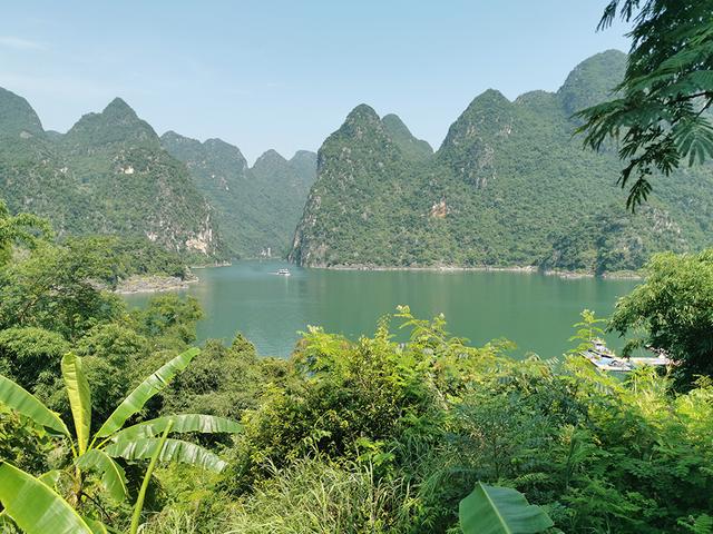 清风碧水引客来 万峰湖旅游码头暑期人气旺